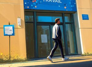 Jeune homme passant devant France Travail
